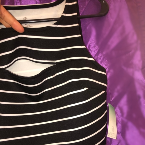 Black and white striped sleeveless crop top - Picture 2 of 3